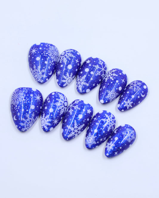 Snowflakes in the Sky • Press On Nails
